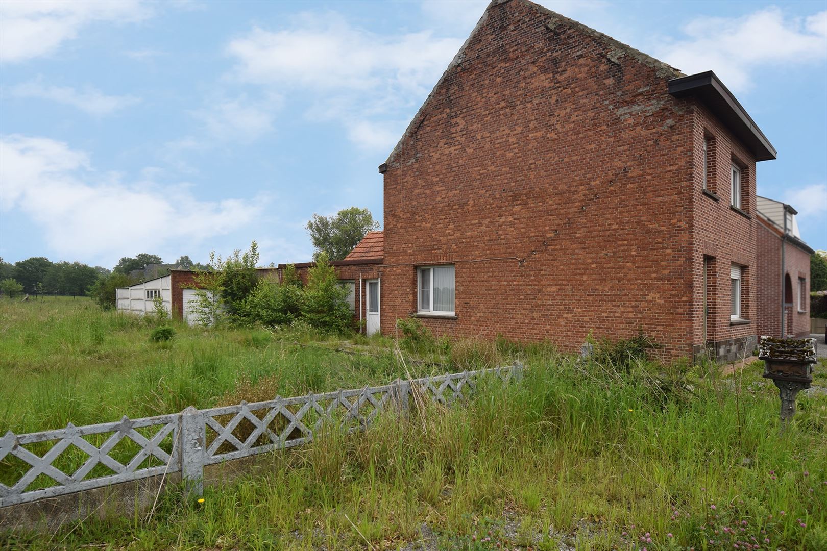 Woning met hangaar en leuke tuin! Te renoveren.  foto 13