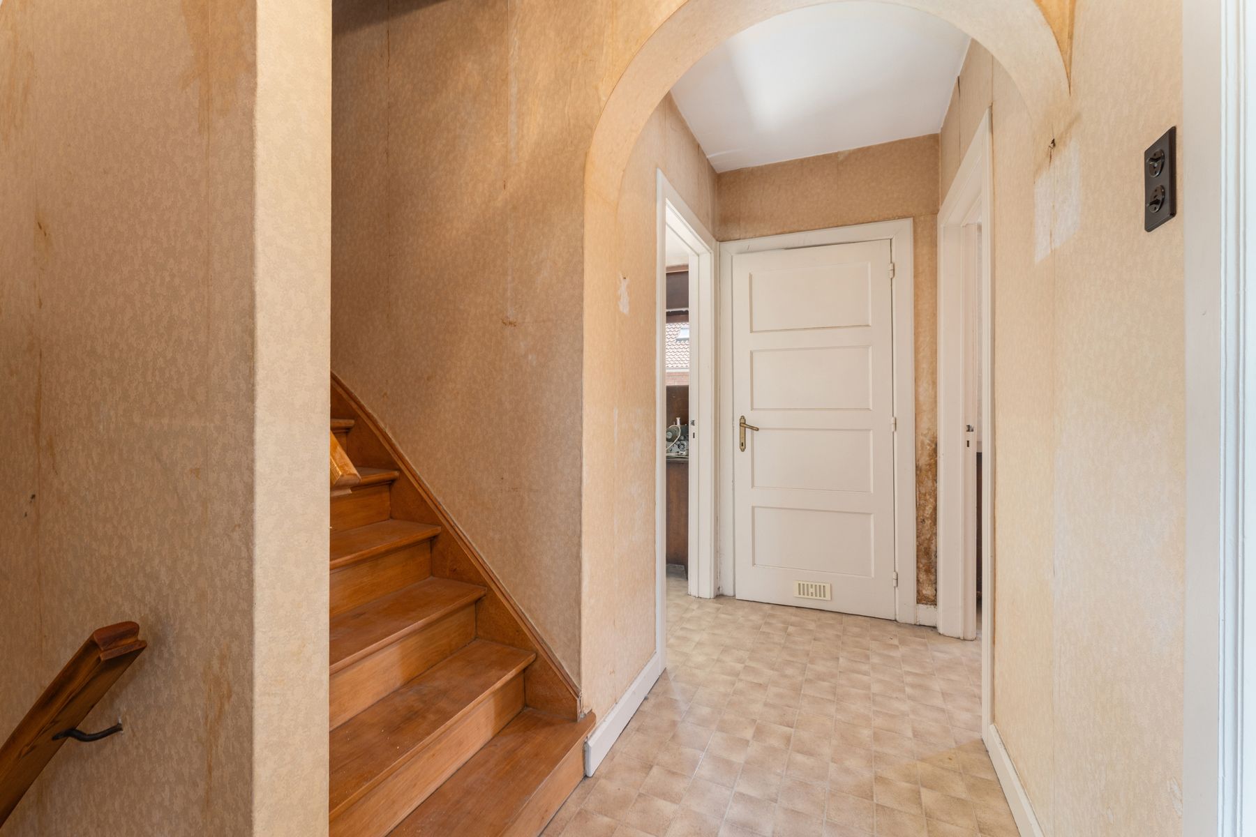 Op te knappen woning met tuin en garage foto 18