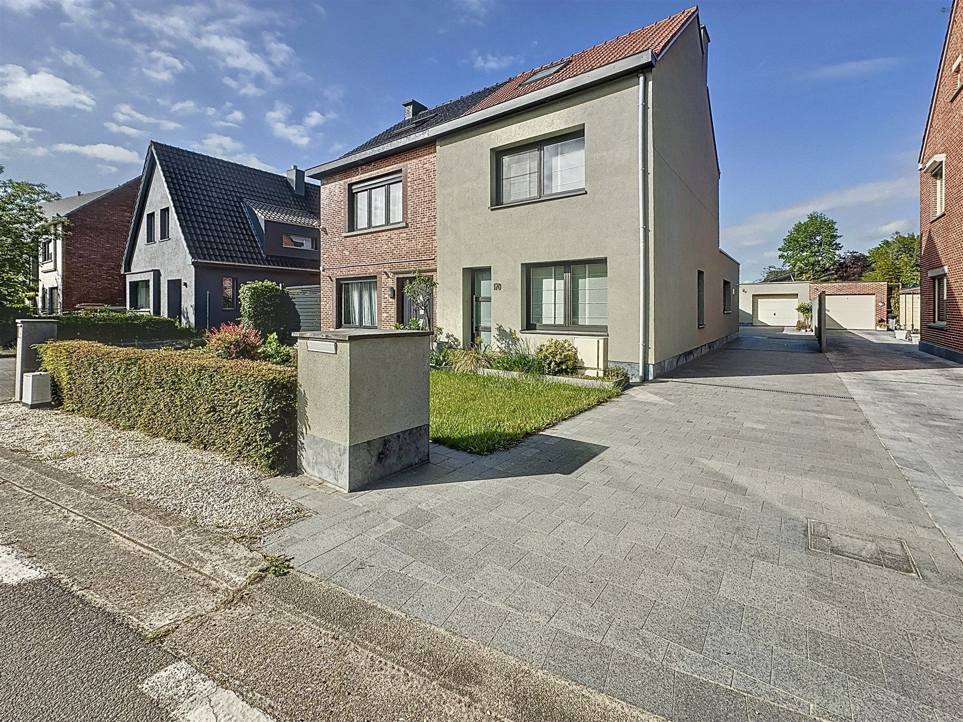 Instapklare woning met 3 slaapkamers en aparte garage op perceel van 810 m² foto {{pictureIndex}}