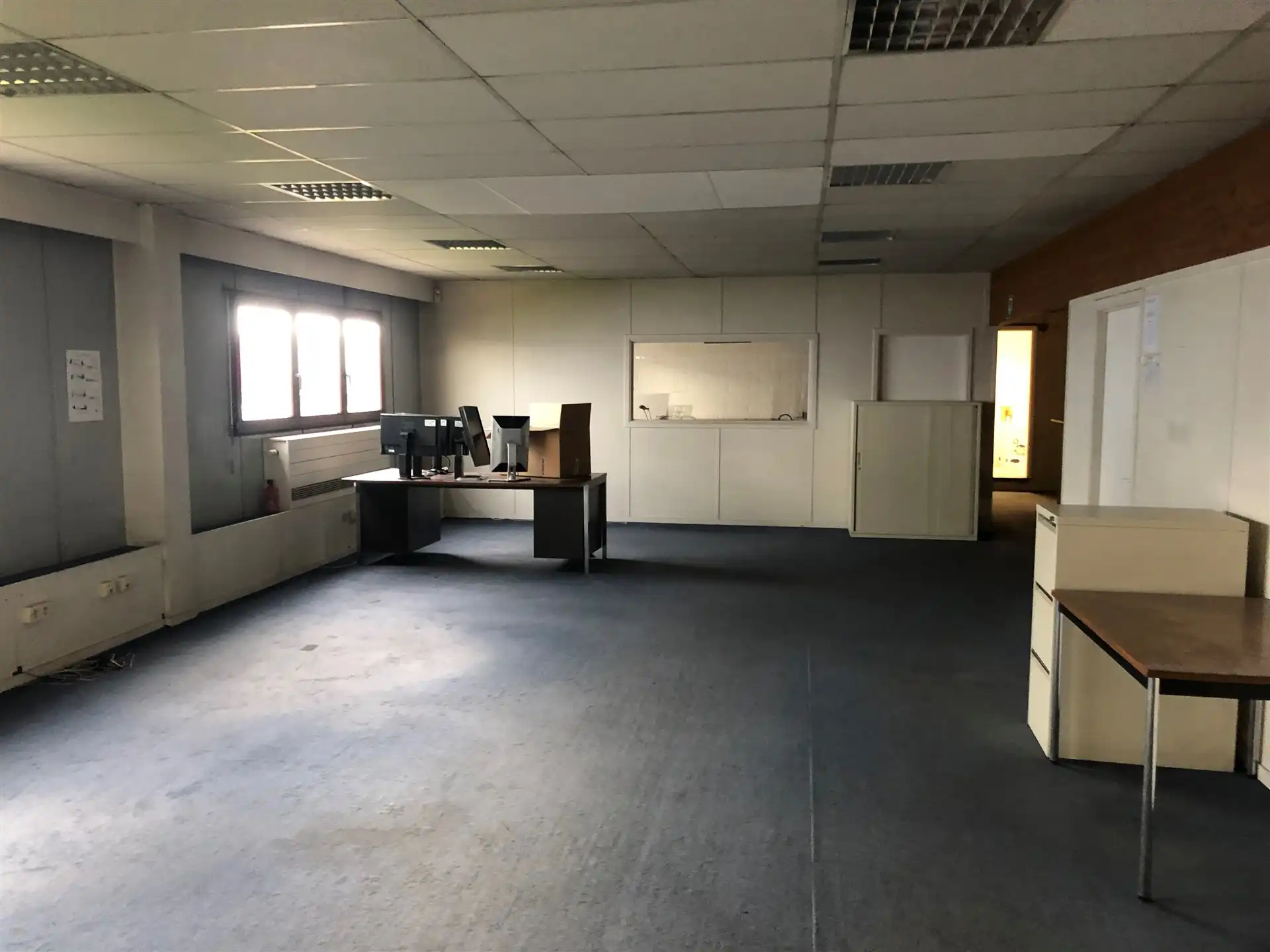 Bedrijfsgebouw met magazijnen, buitenopslag, kantoren en woonst foto 10