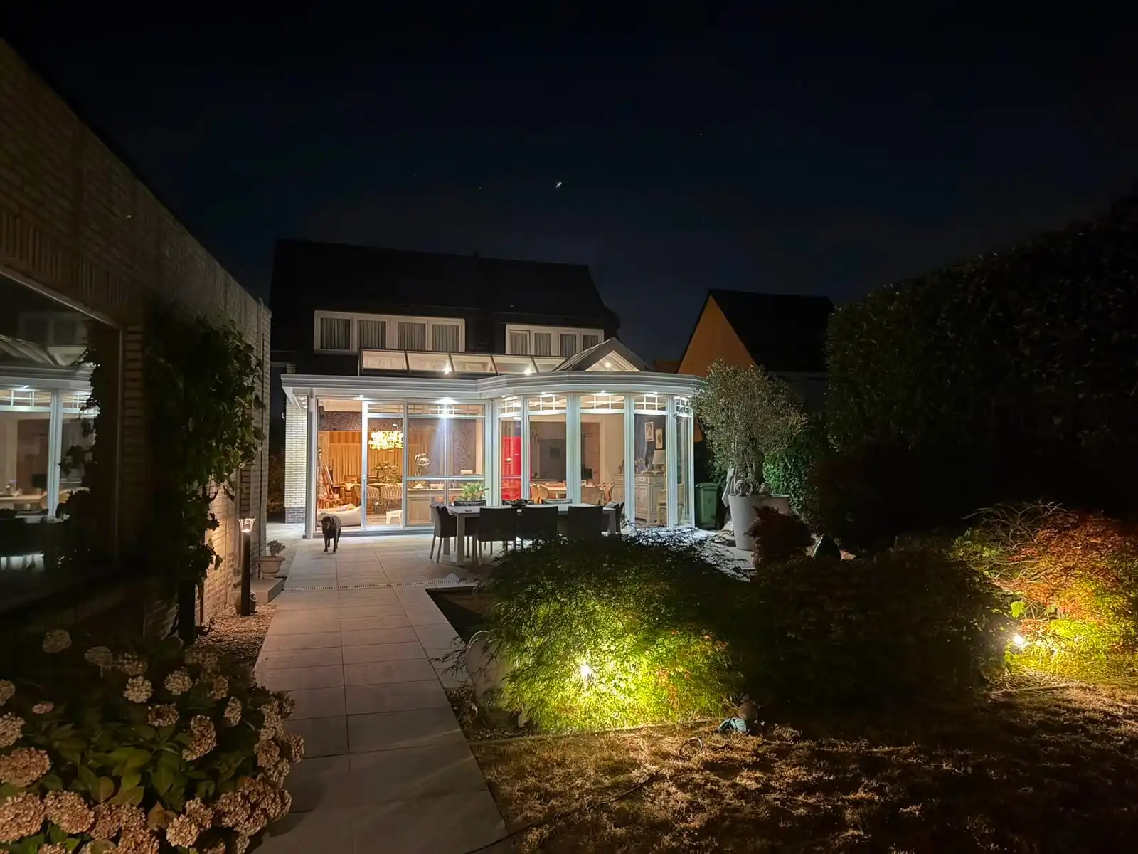 Luxe woning met alle comfort, prachtige leefveranda en tuin. foto {{pictureIndex}}
