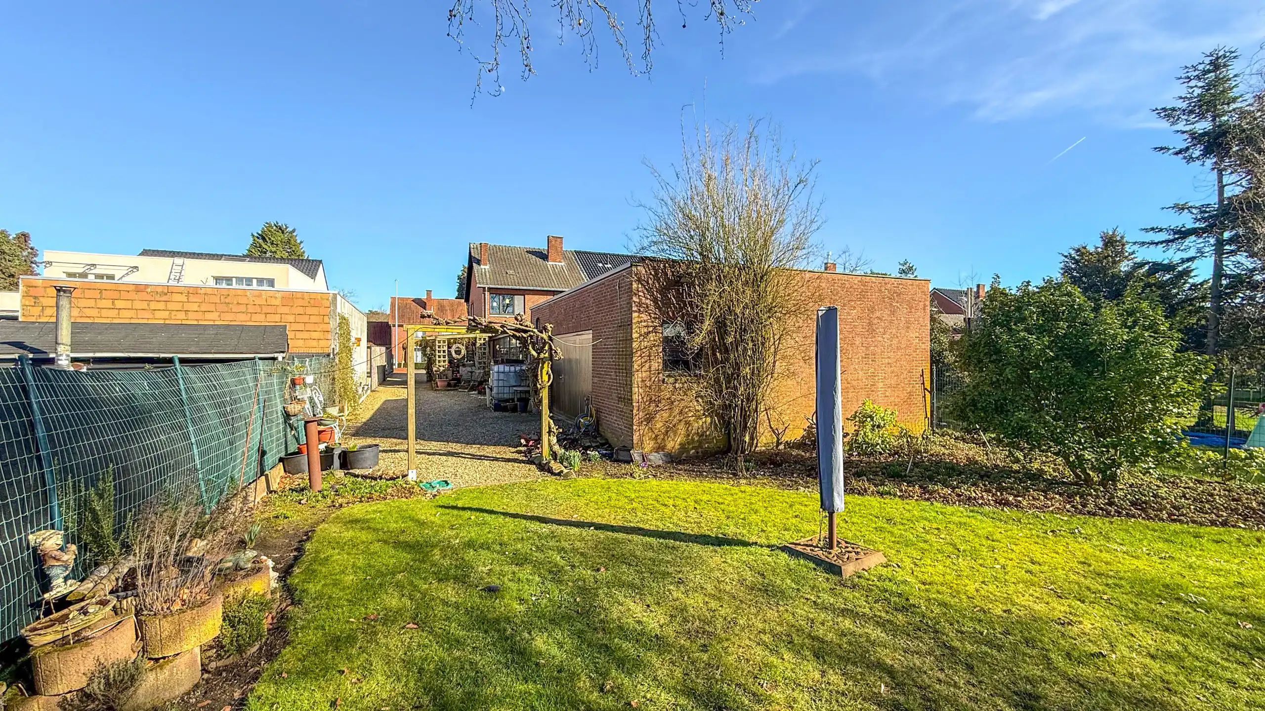 Ruime gezinswoning met zeer grote garage of opslagruimte! foto 41