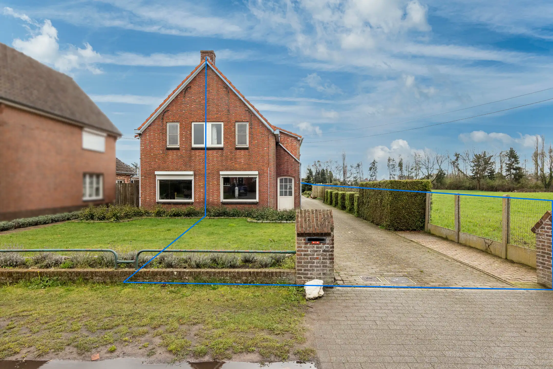 Hoofdfoto van de publicatie:  Half open woning met garage/bijgebouw op 610 m² grond.