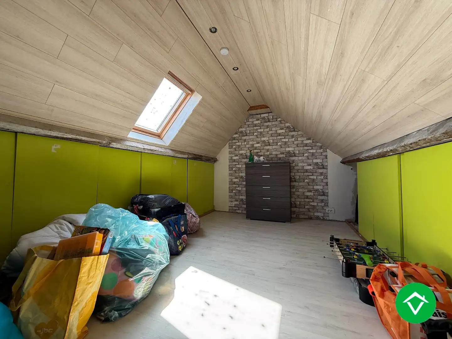 Instapklare woning met drie slaapkamers, tuin met uitweg, zolderkamer te Roeselare foto 22