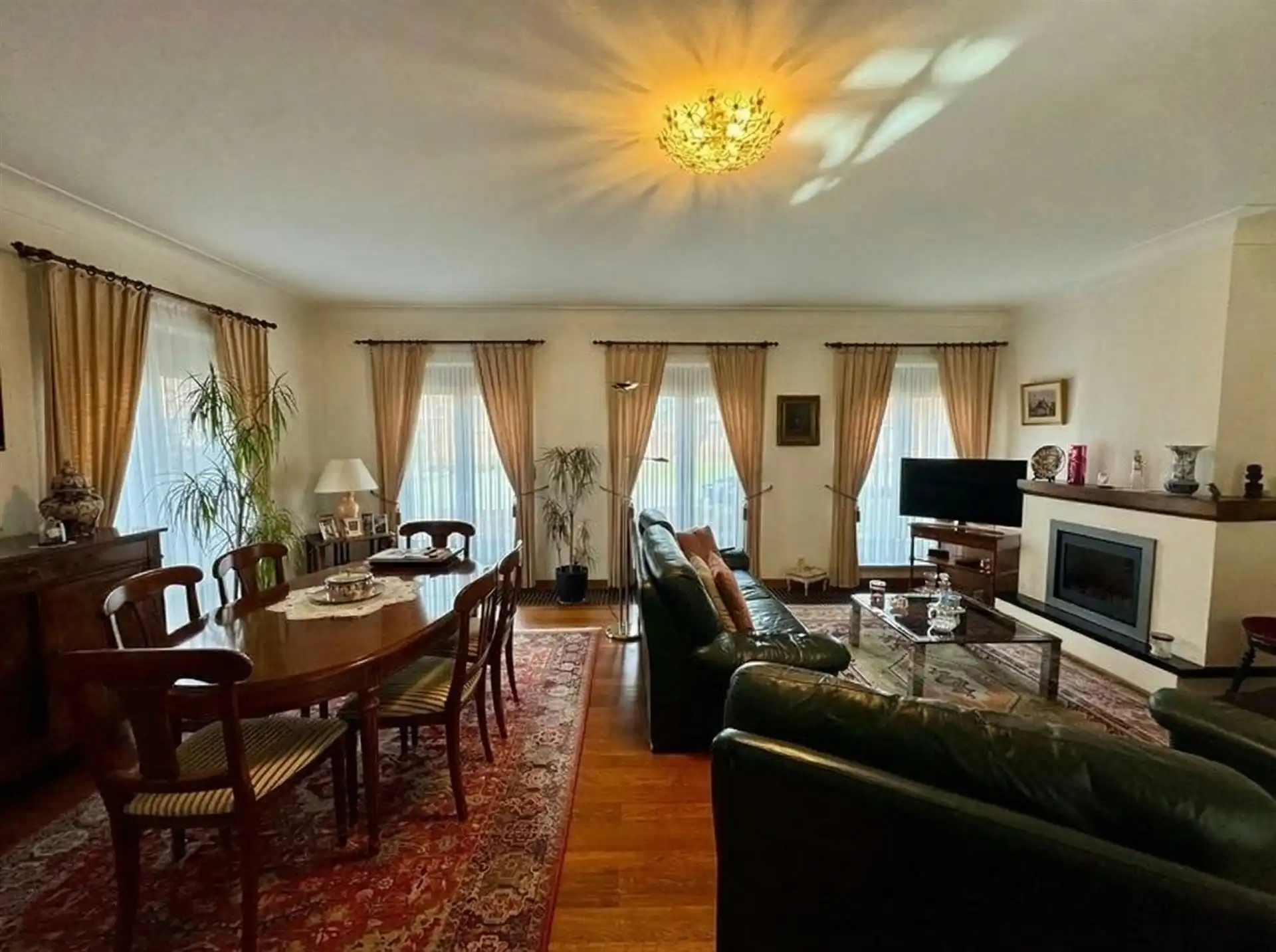 Halfopen bebouwing in rustige straat te As foto 8