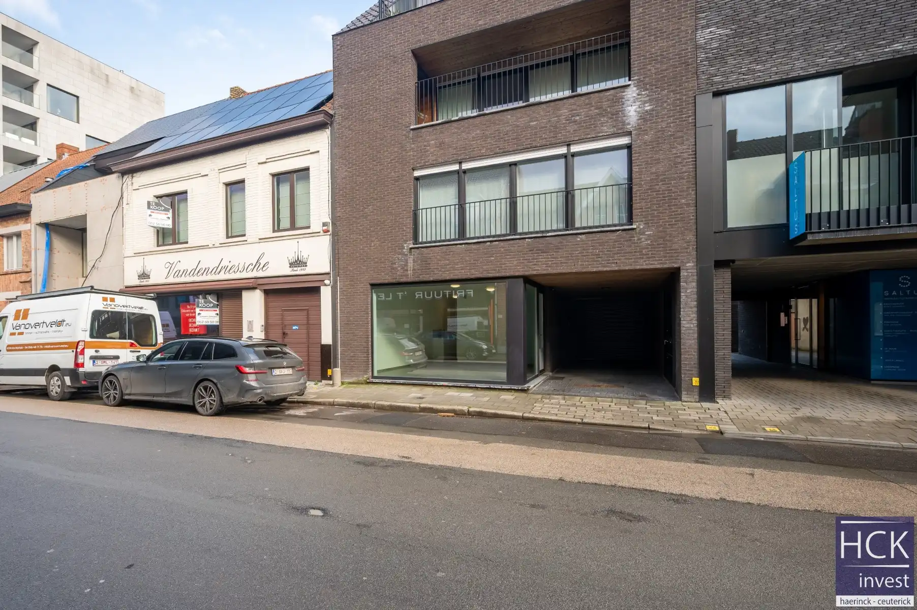 WAREGEM - Commerciële ruimte (winkel of bureel) op topligging! foto {{pictureIndex}}