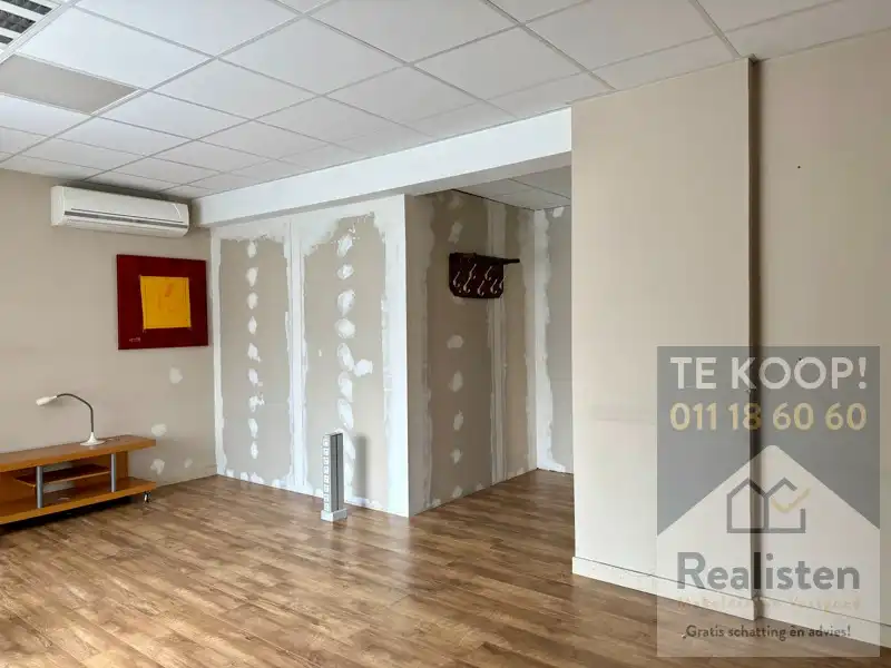 Kantoren op zichtlocatie + ruime parking foto 18