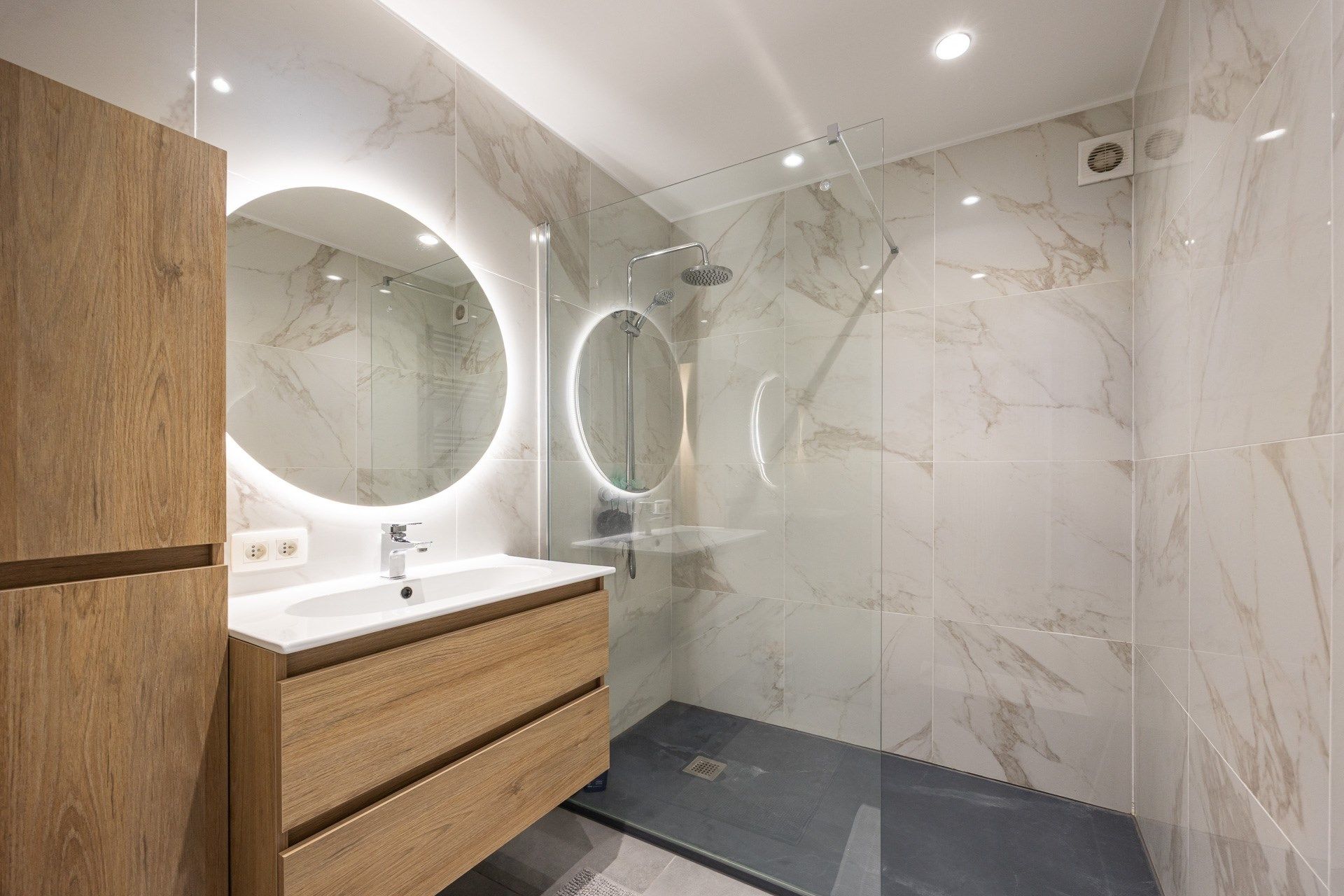 Instapklaar 2-slpk appartement Deurne-Zuid foto 2