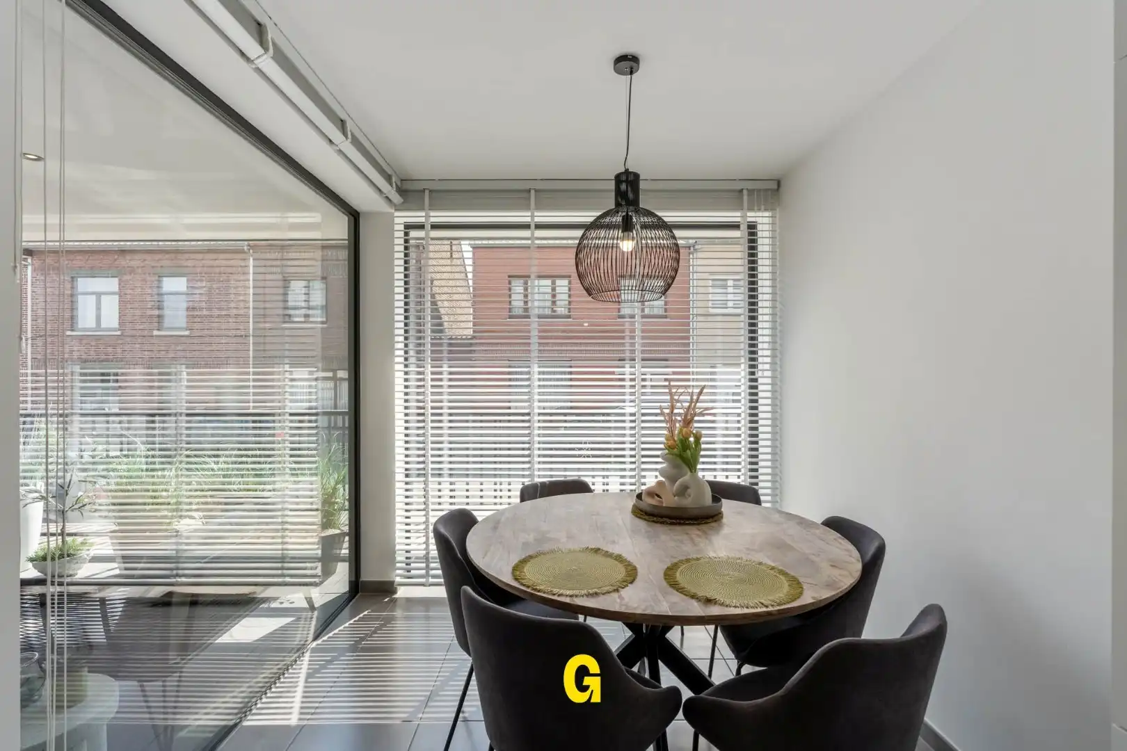 Knap ingericht gelijkvloersappartement met kelder en standplaats vlak bij het centrum foto 3