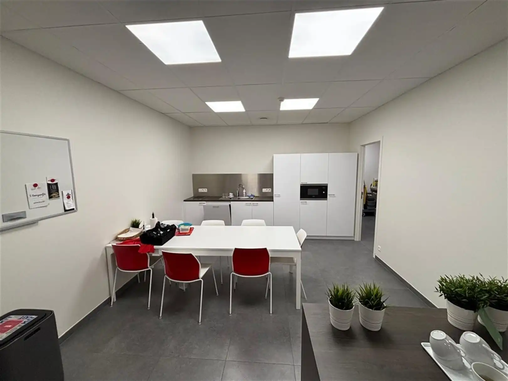 Te Huur Showroom + Magazijn foto 11