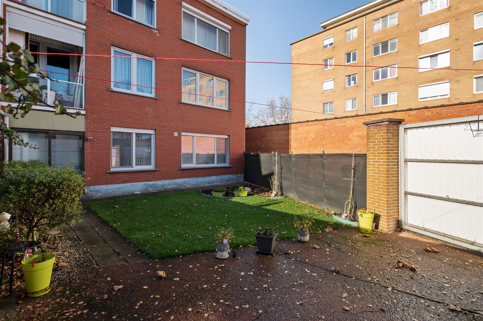 Rustig gelegen gelijkvloers appartement met 2 slaapkamers en garage. foto 2