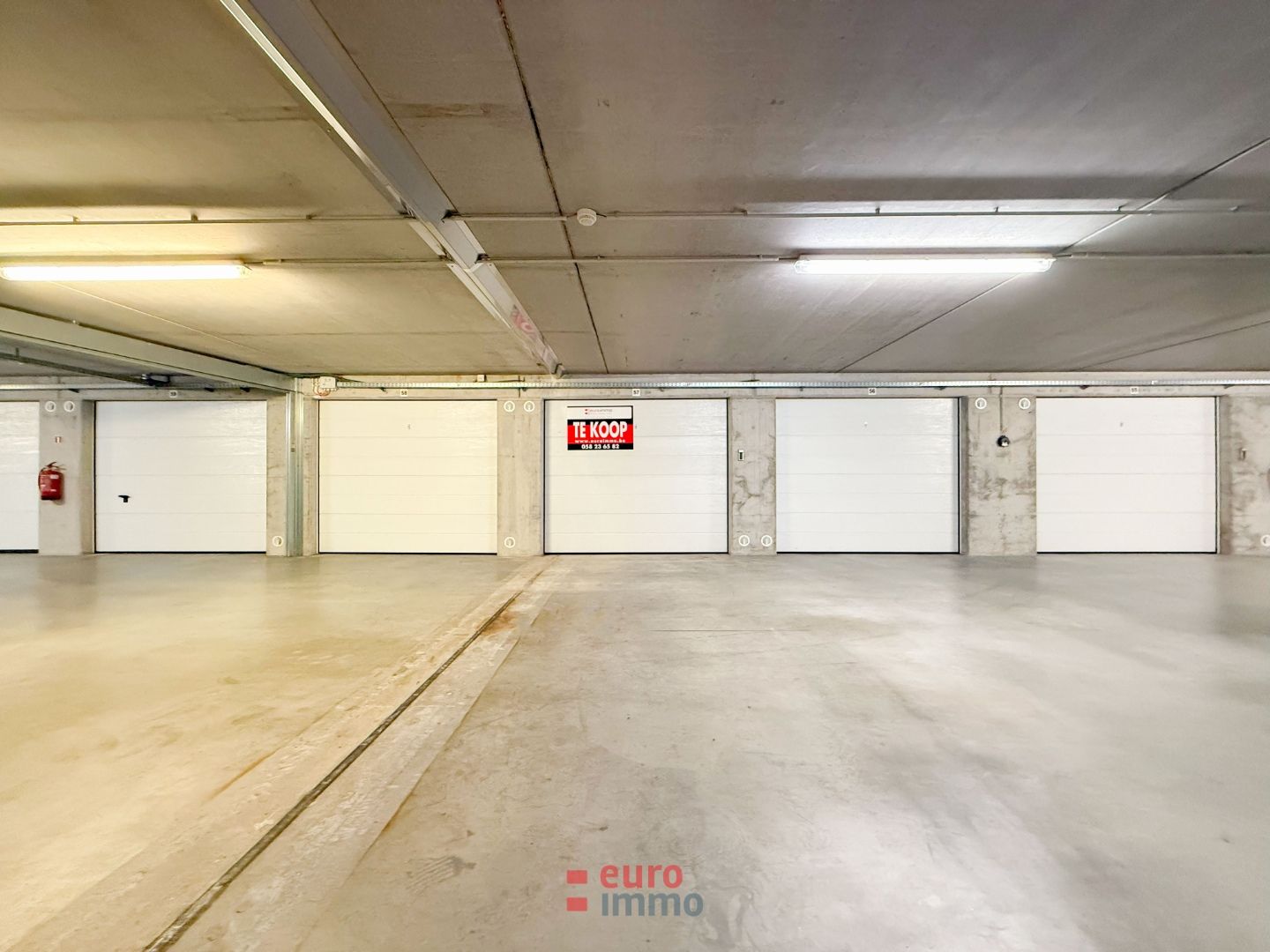 Vlot inrijdbare garagebox te koop op centrale locatie nabij de havengeul foto {{pictureIndex}}