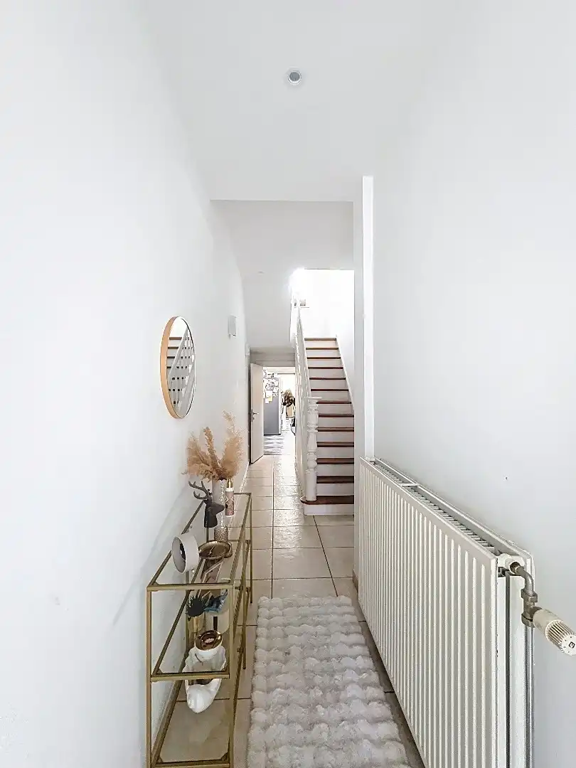 Volledig gerenoveerde,  centraal gelegen rijwoning in Tienen met tuin, terras en 3 slaapkamers foto 2