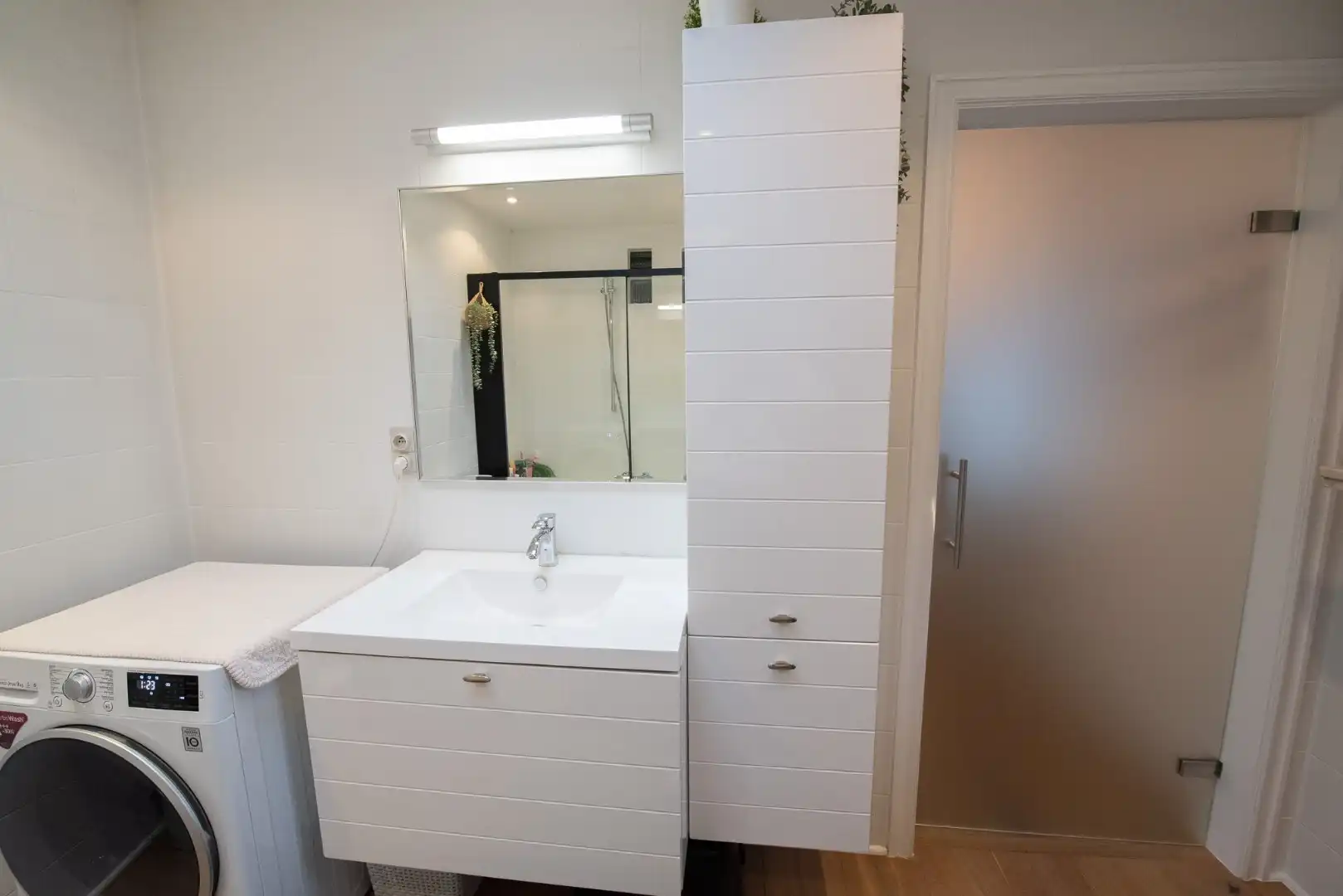 Instapklare hoekwoning met 2 garages 'TE KOOP' te Oeselgem. foto 16