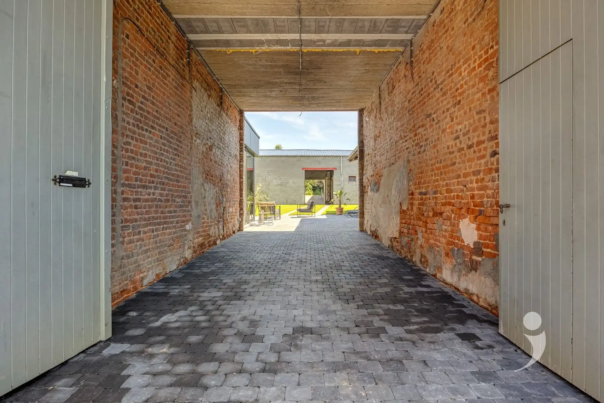 Volledig gerenoveerde hoeve met loods én verkavelingsmogelijkheid foto 5