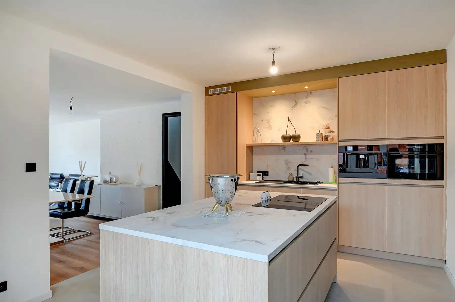 Instapklare, gerenoveerde woning (165 m²) met 2 slaapkamers (mogelijkheid tot 3), veranda en dubbele garage. foto 9
