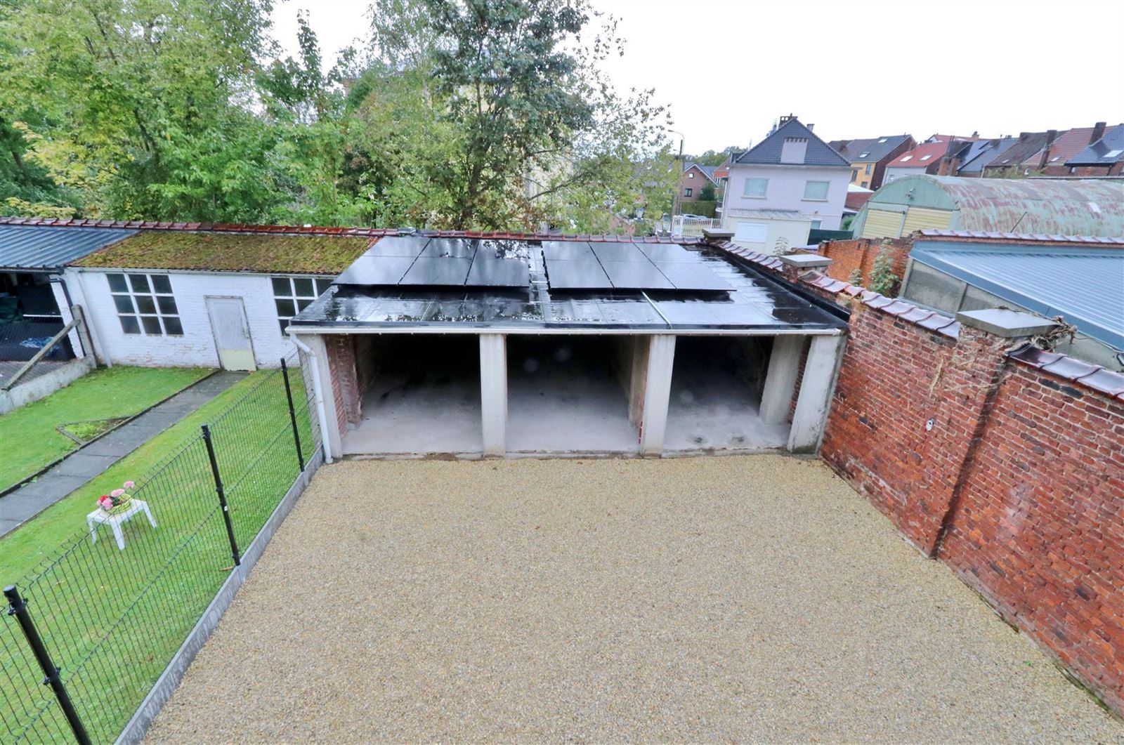 Opbrengstwoning met 2 volledig gerenoveerde appartementen en garages foto 2