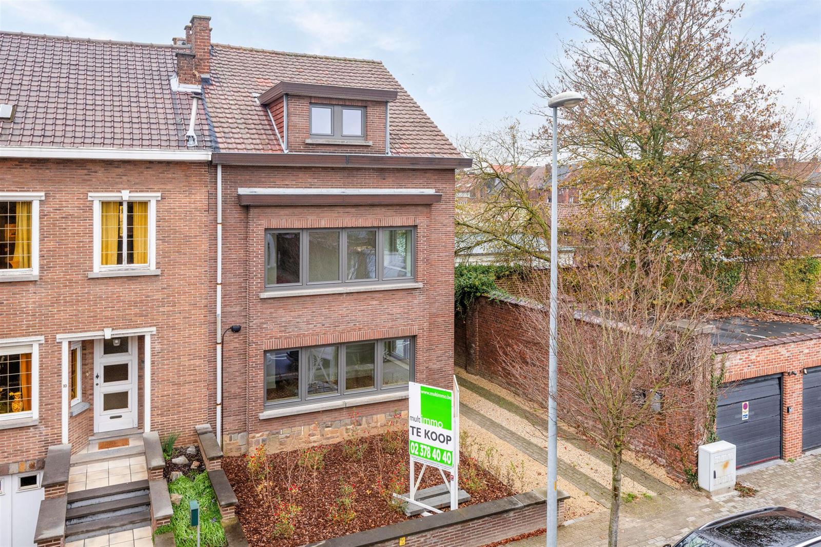 Opbrengstwoning met 2 volledig gerenoveerde appartementen en garages foto 2