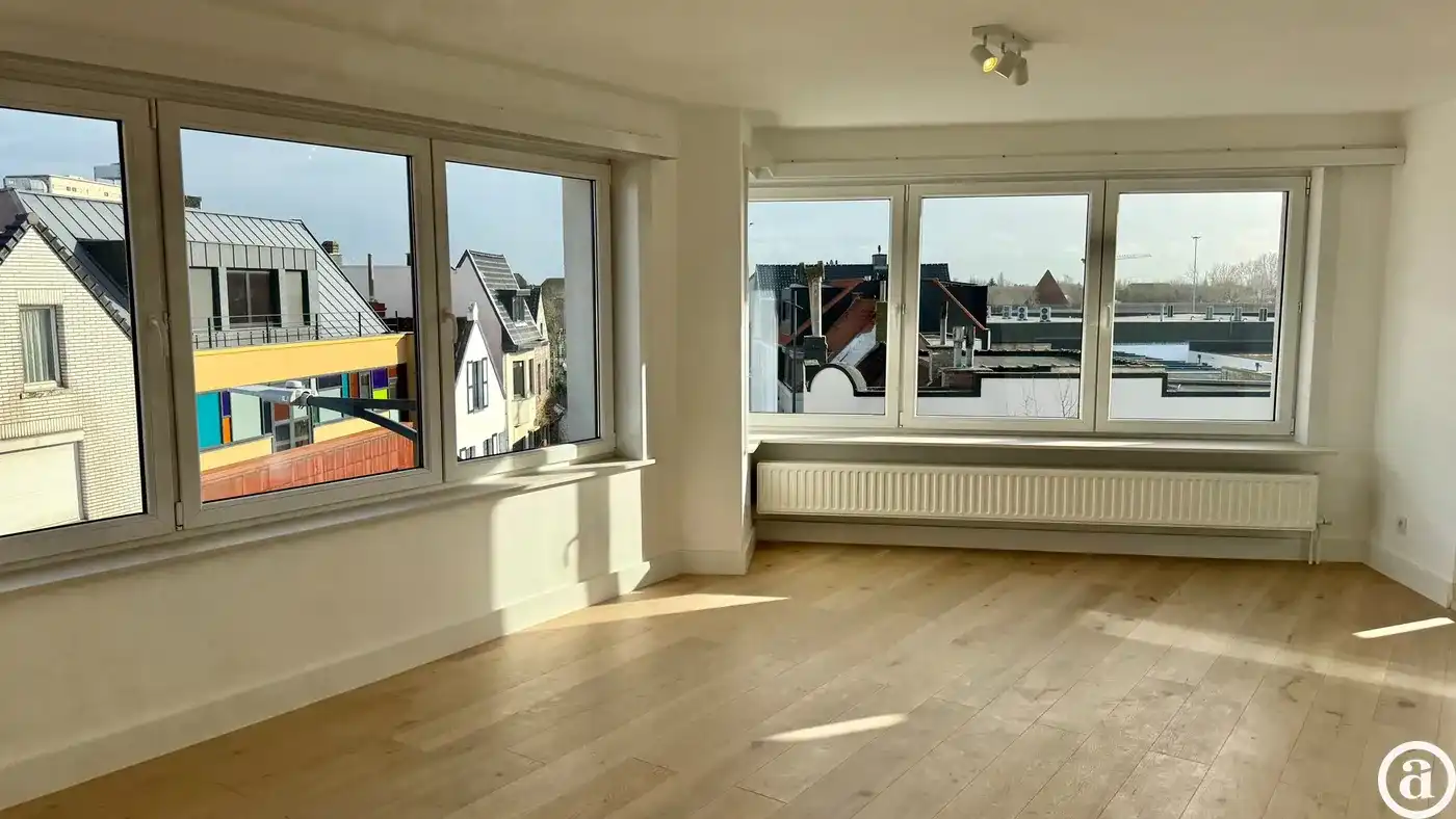 Gerenoveerd hoekappartement met 2 volwaardige slaapkamers, vlakbij het centrum van Knokke. foto 6