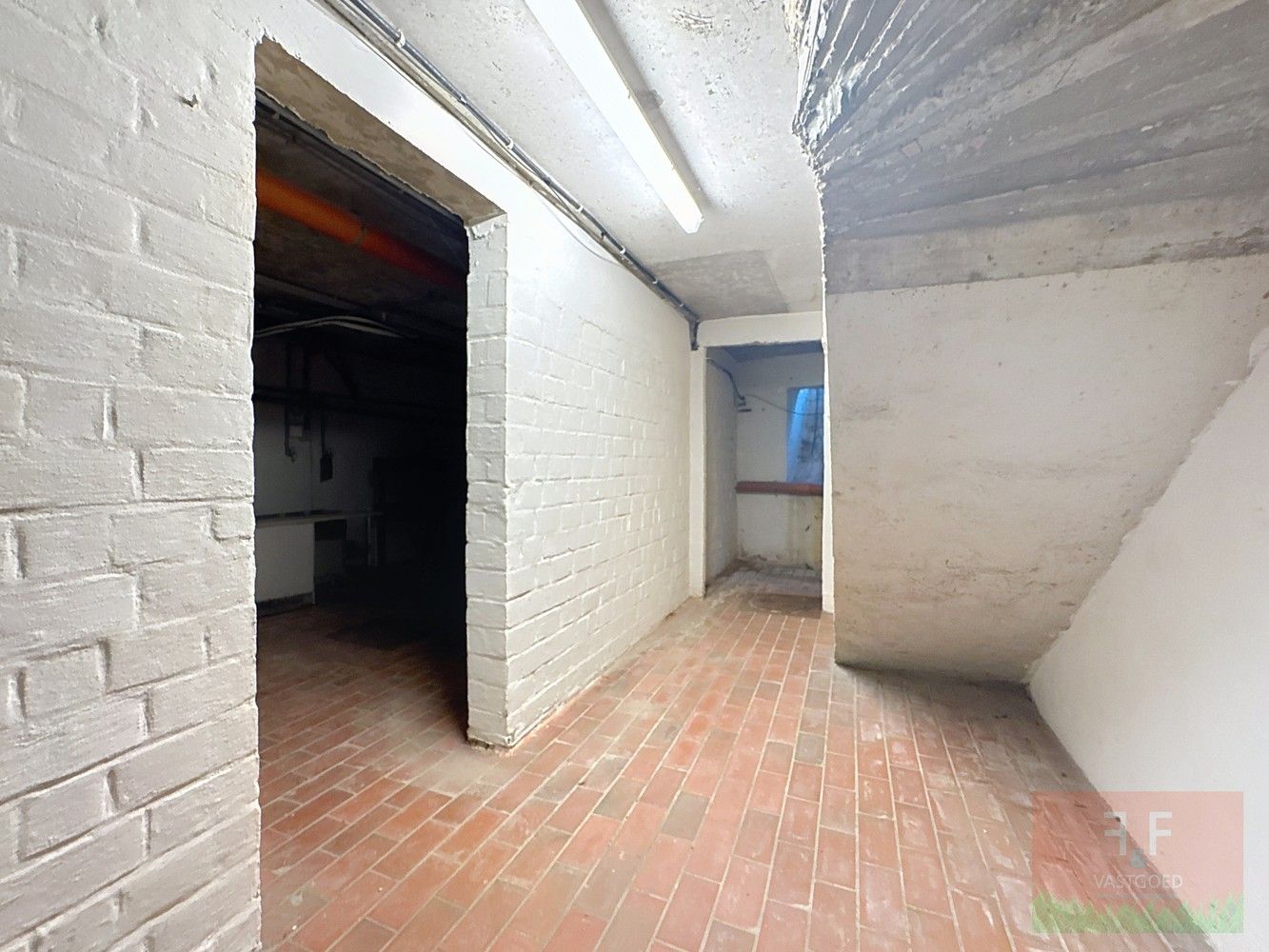 Triplex appartement met gelijkvloerse verhuurbare winkelruimte en aparte garage foto 24