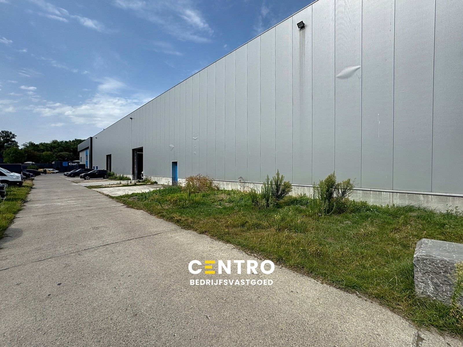 Instapklaar MAGAZIJN (920m²) met sectionaalpoort te huur op industriezone "Herderbrug" te 8000 Brugge foto {{pictureIndex}}