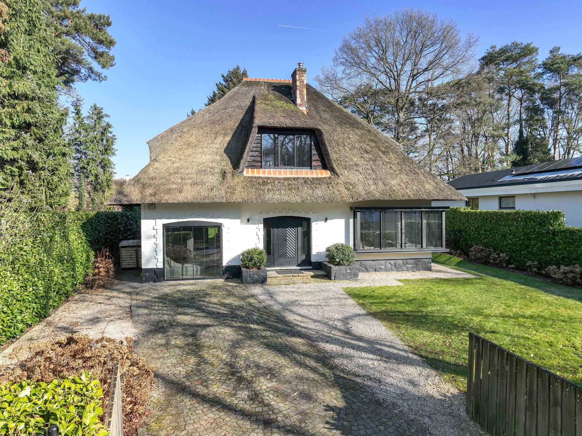 Recent gerenoveerde rietgedekte villa vooraan Schilde dorp! foto 2
