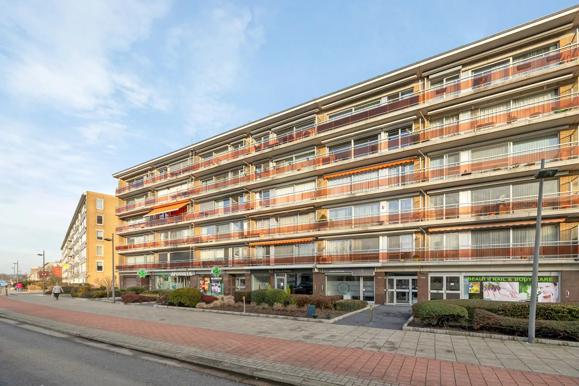 Volledig gerenoveerd beautysalon/kapsalon met 2 parkings foto 16