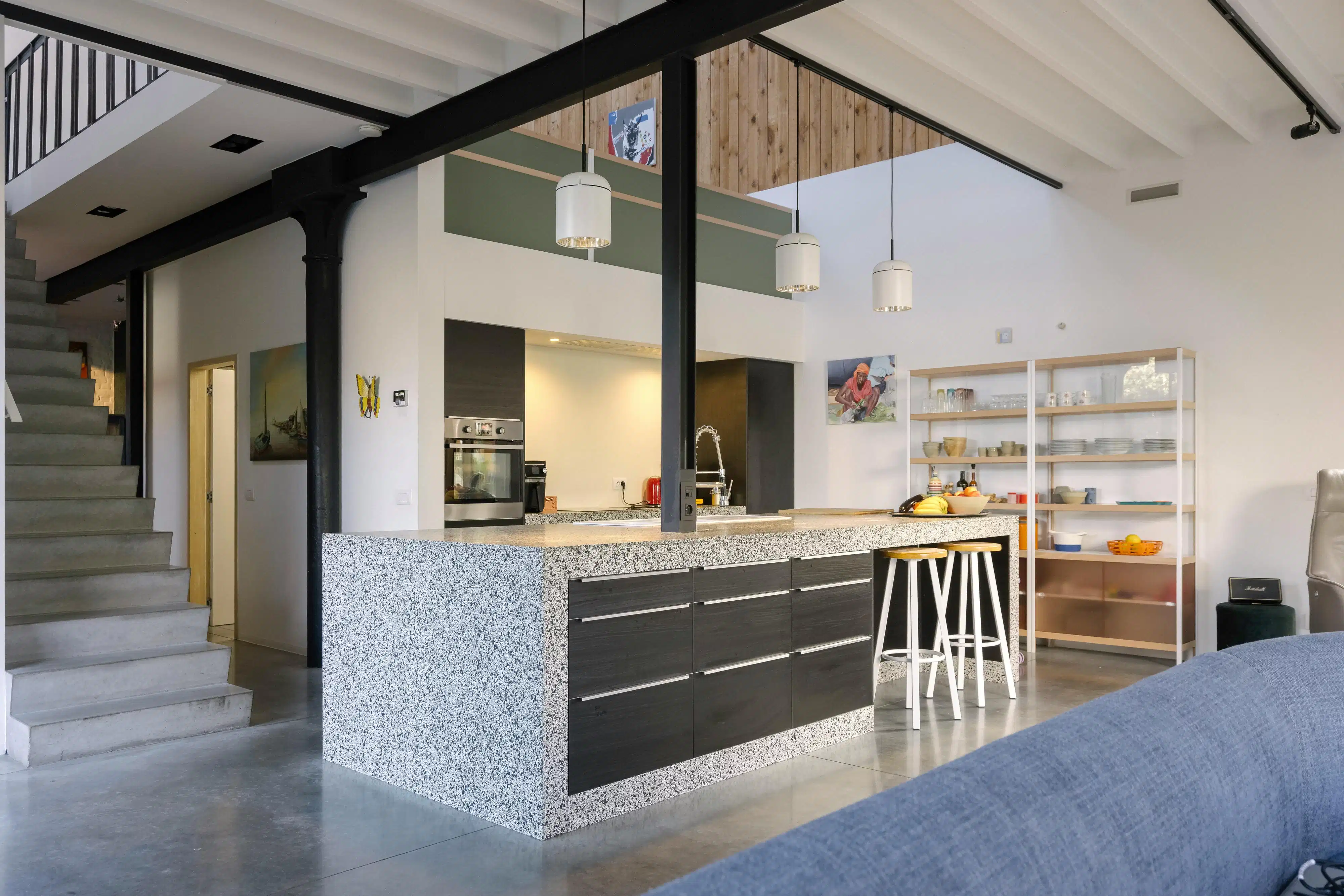 Gerenoveerde woning met authentieke elementen en magazijn foto 5