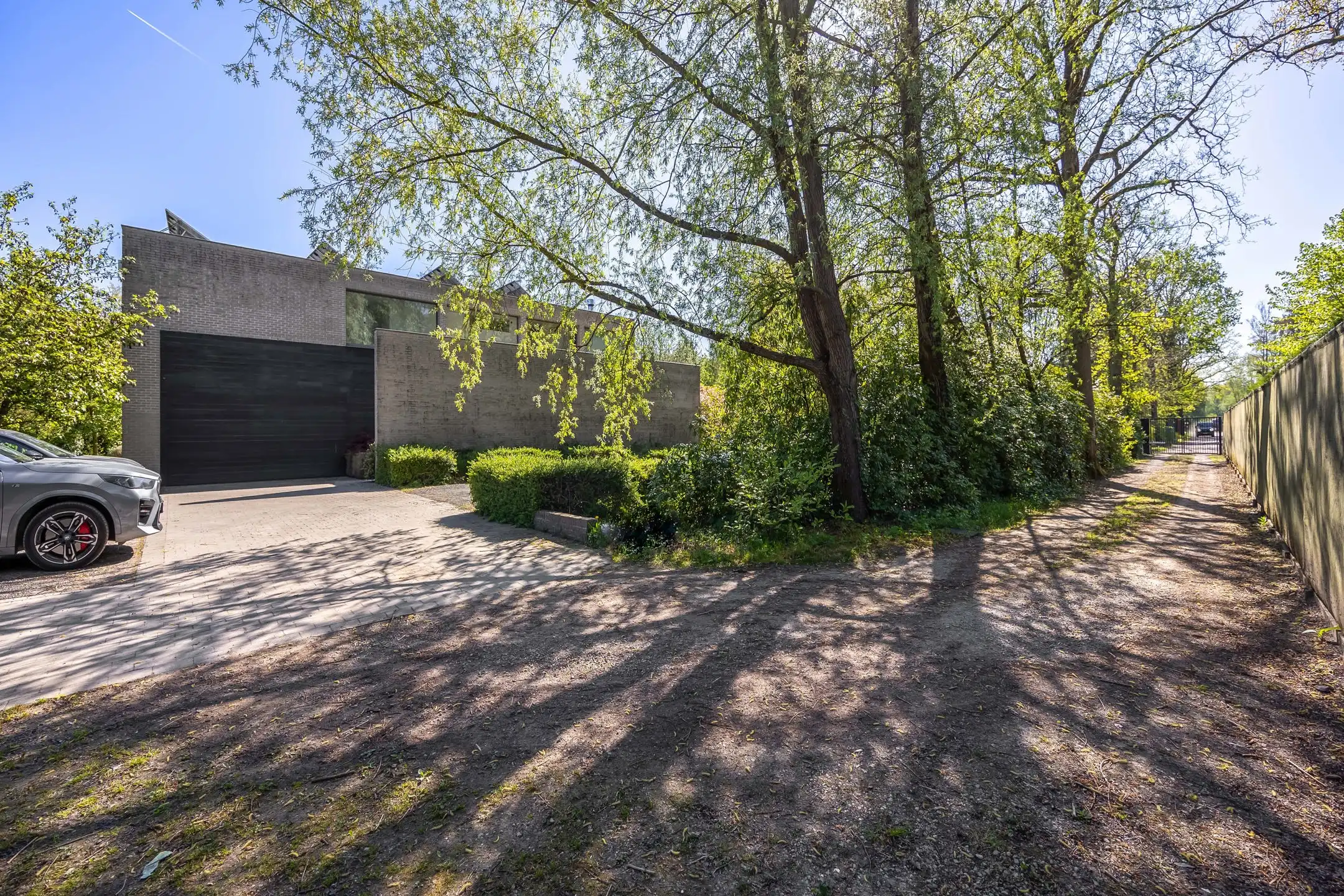 Luxueuze moderne villa met zwemvijver en prachtig poolhouse foto 3