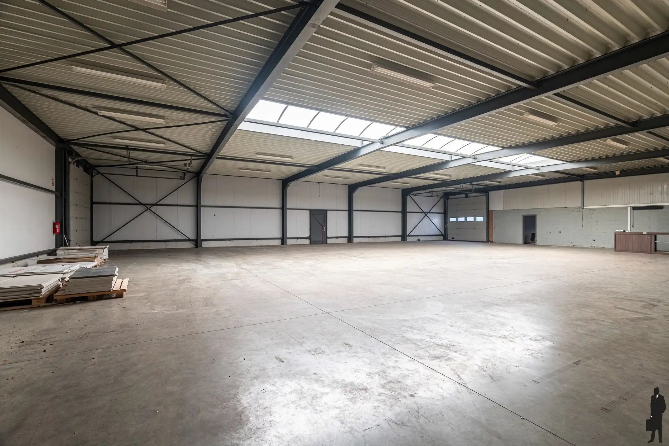 Magazijn met kantoren op ca. 4.425 m² foto 5