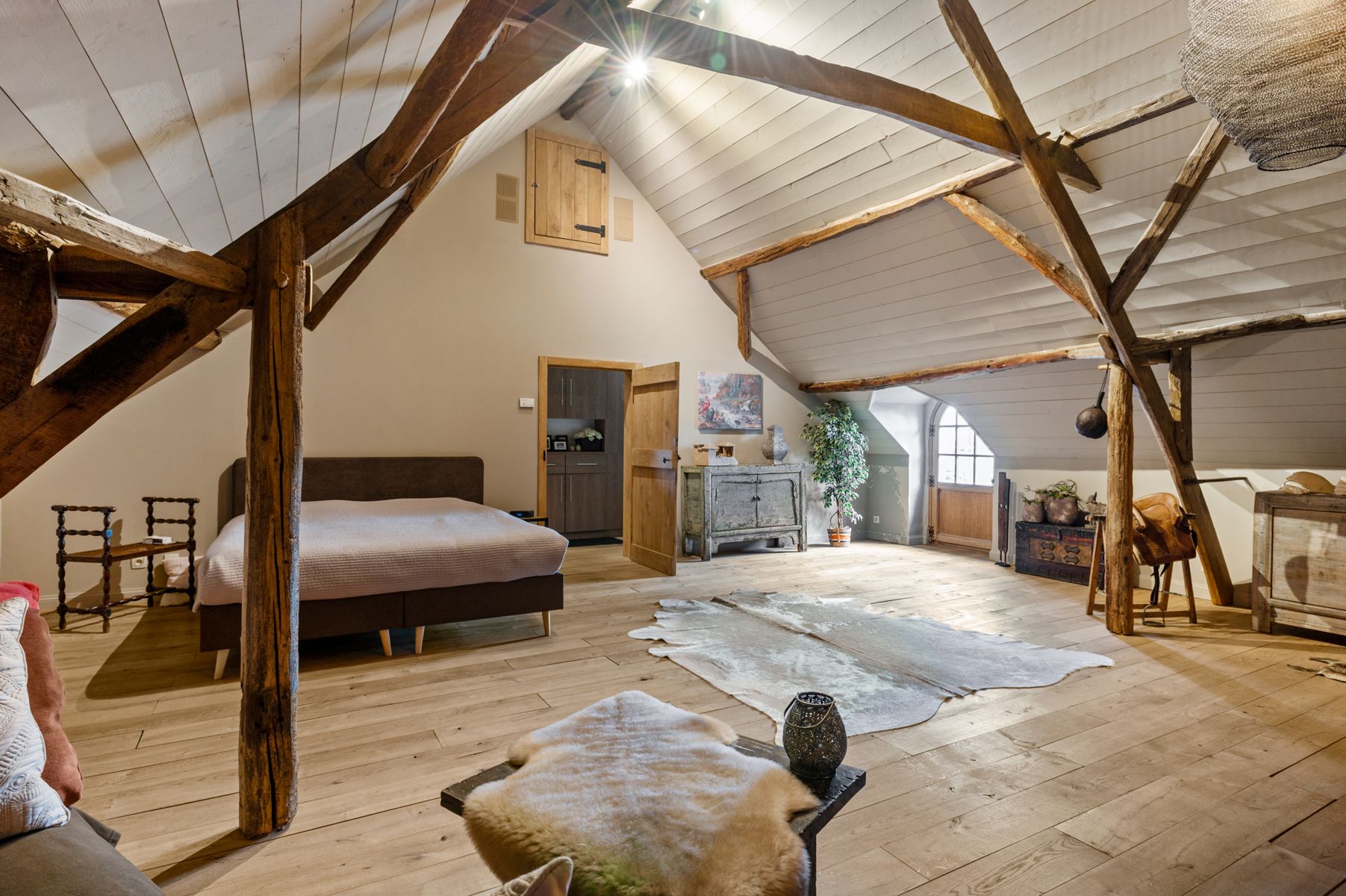 Gerenoveerde hoevewoning met praktijk en paardenstallen.  foto 21