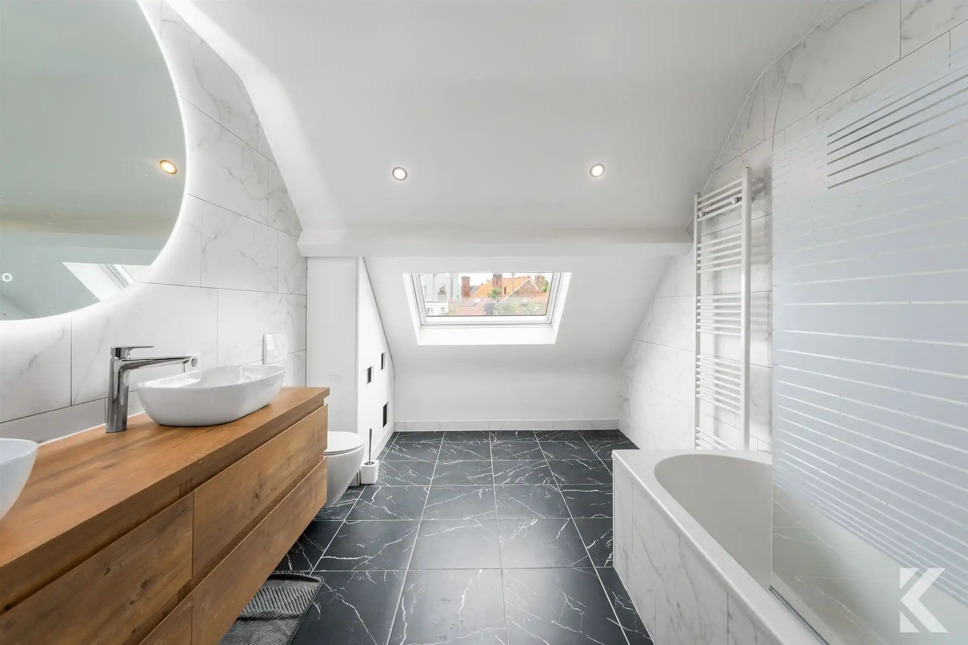 Volledig gerenoveerde woning met 3 slpk, 2 bdk,zonnige koer foto 2