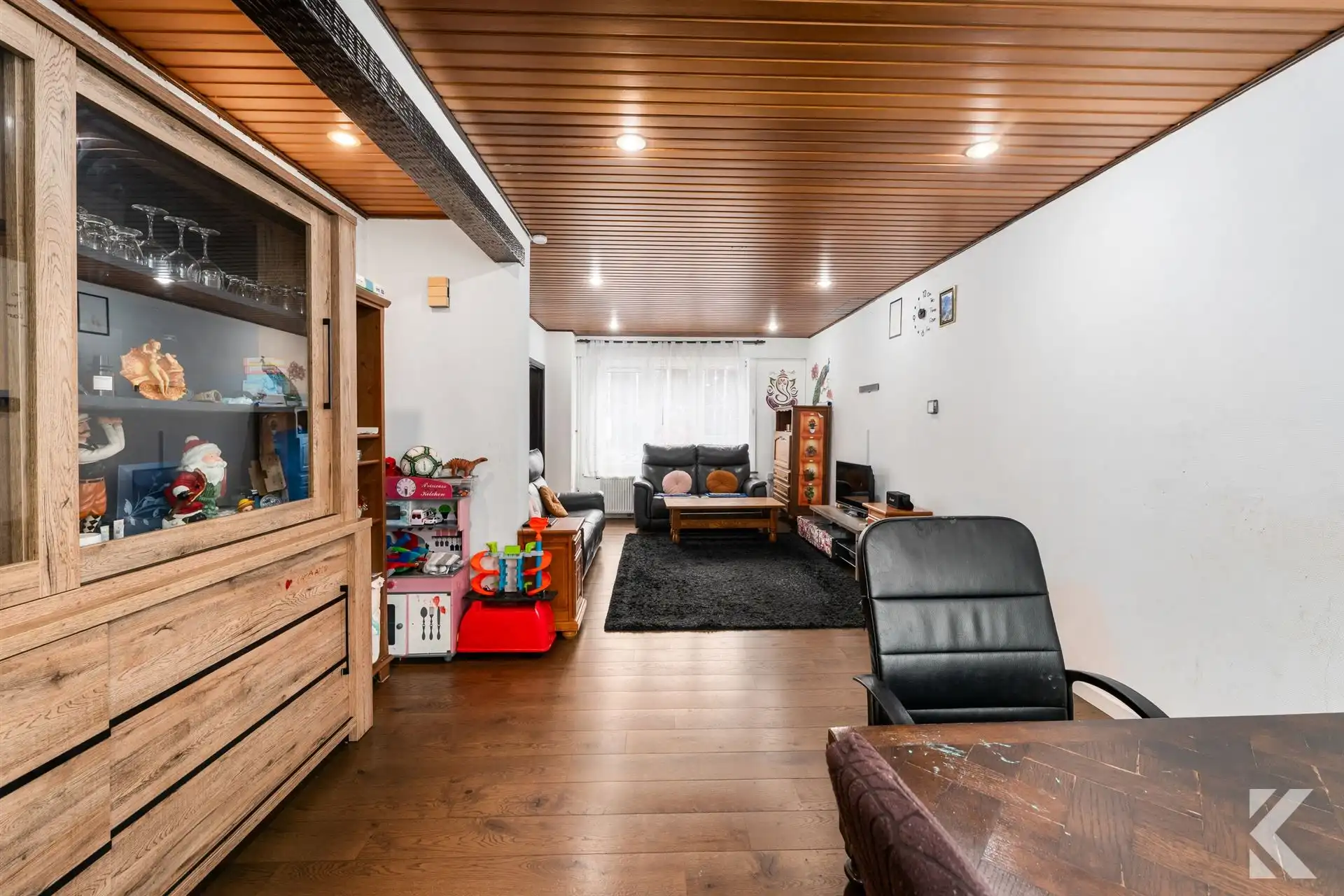 Volledig gerenoveerde woning met 3 slpk, 2 bdk,zonnige koer foto 2
