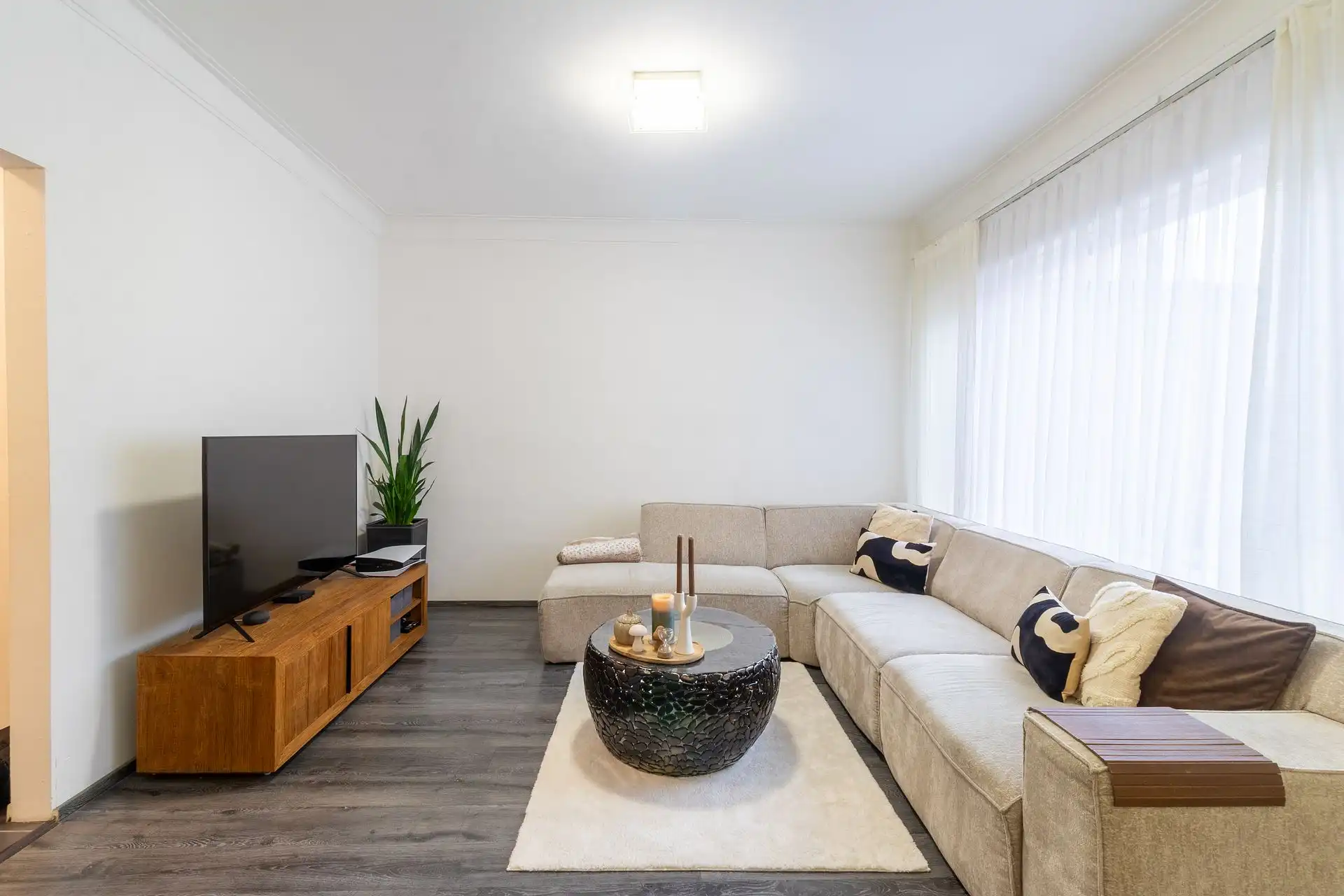 Lichtrijk en ruim appartement in rustige woonwijk foto 2