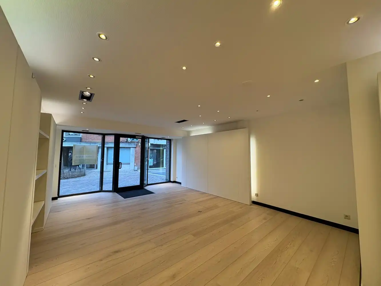 Handelspand op zeer gunstige ligging nabij de Markt van Torhout foto {{pictureIndex}}