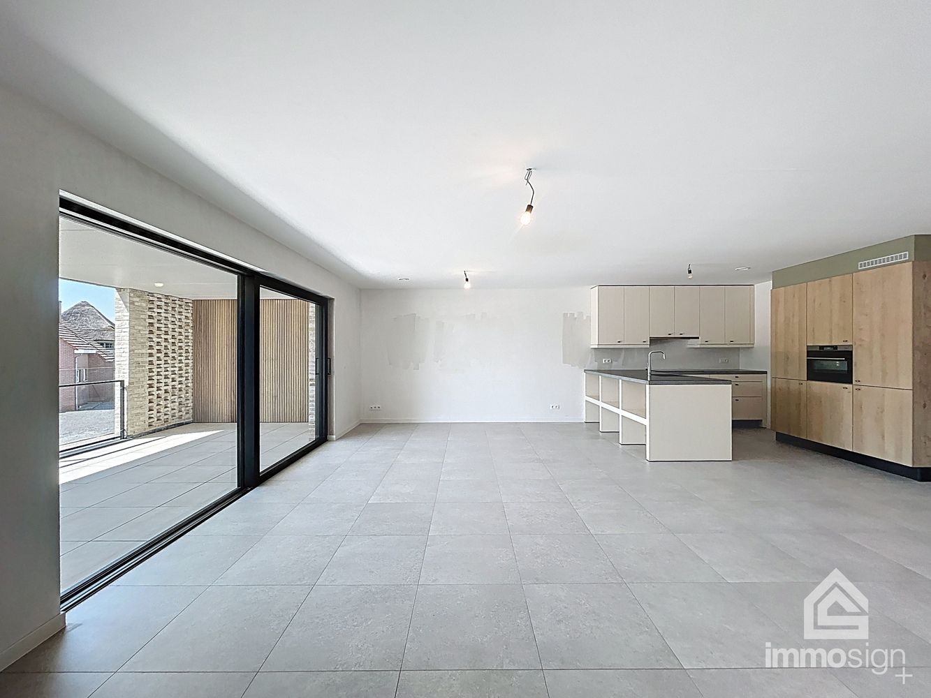 Instapklaar nieuwbouwappartement met 2 slaapkamers, terras en autostaanplaats te Kinrooi foto 2