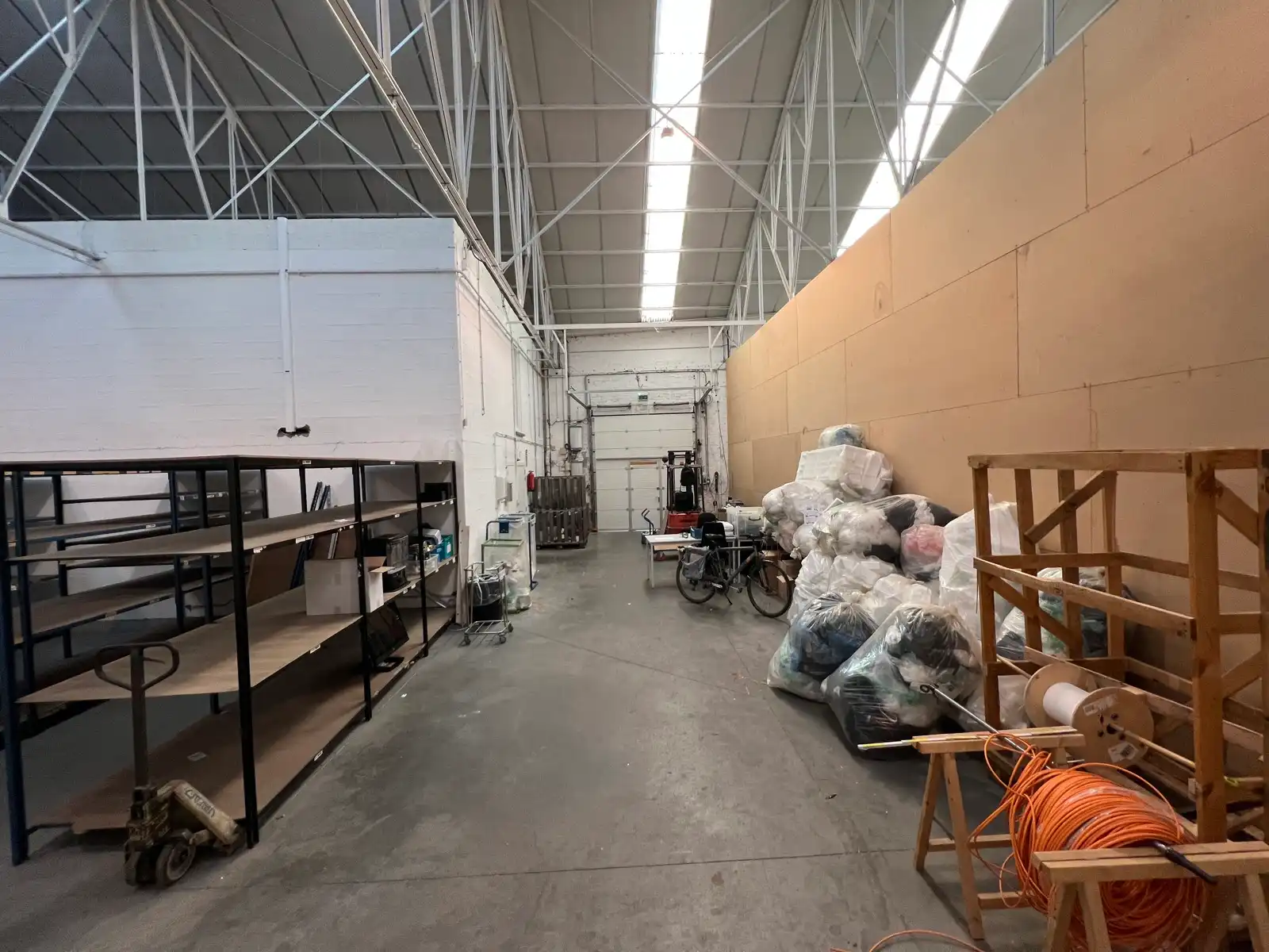 Opslagloods met kantoorfunctie. foto 24