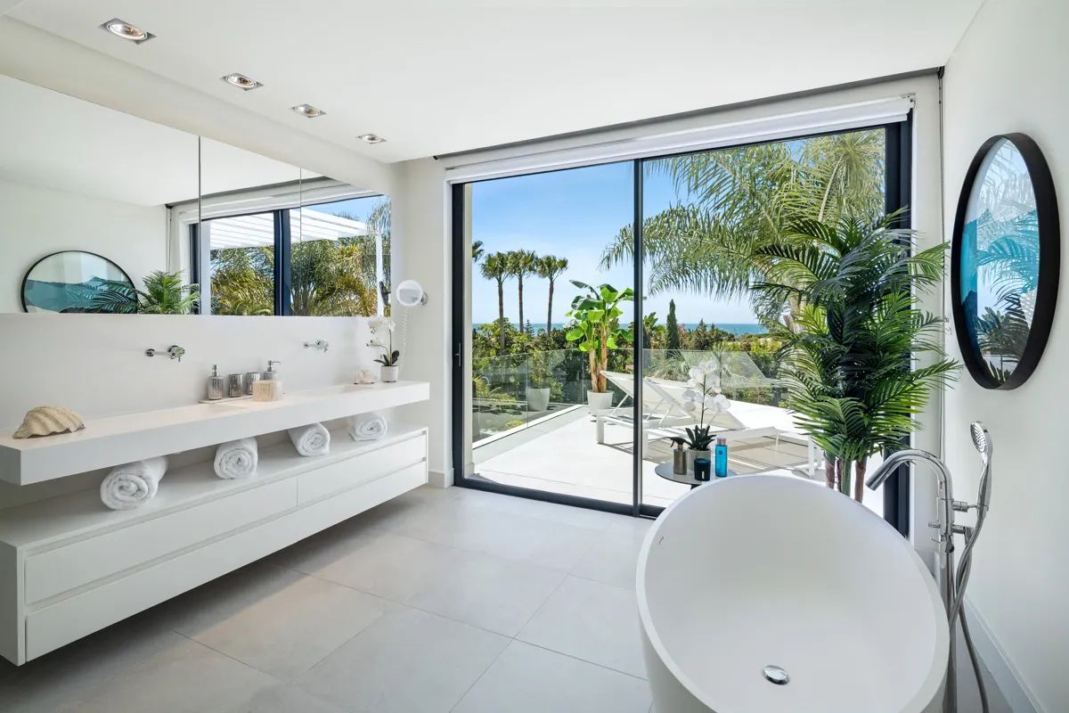 Exclusieve Award-winnende villa in Marbesa: luxe wonen op slechts stappen van het strand! foto 24
