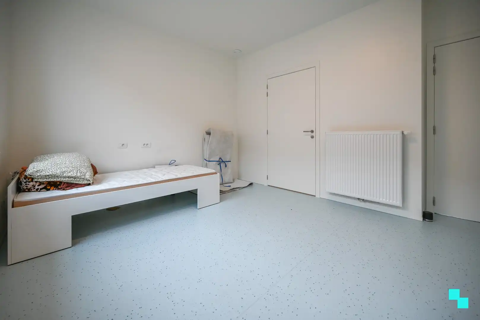 Studentenkamer met eigen sanitair in centrum Kortrijk foto {{pictureIndex}}