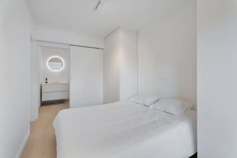 Gerenoveerd 3 slaapkamer, 2 badkamer appartement op de zeedijk in Sint-Idesbald met balkon foto 7