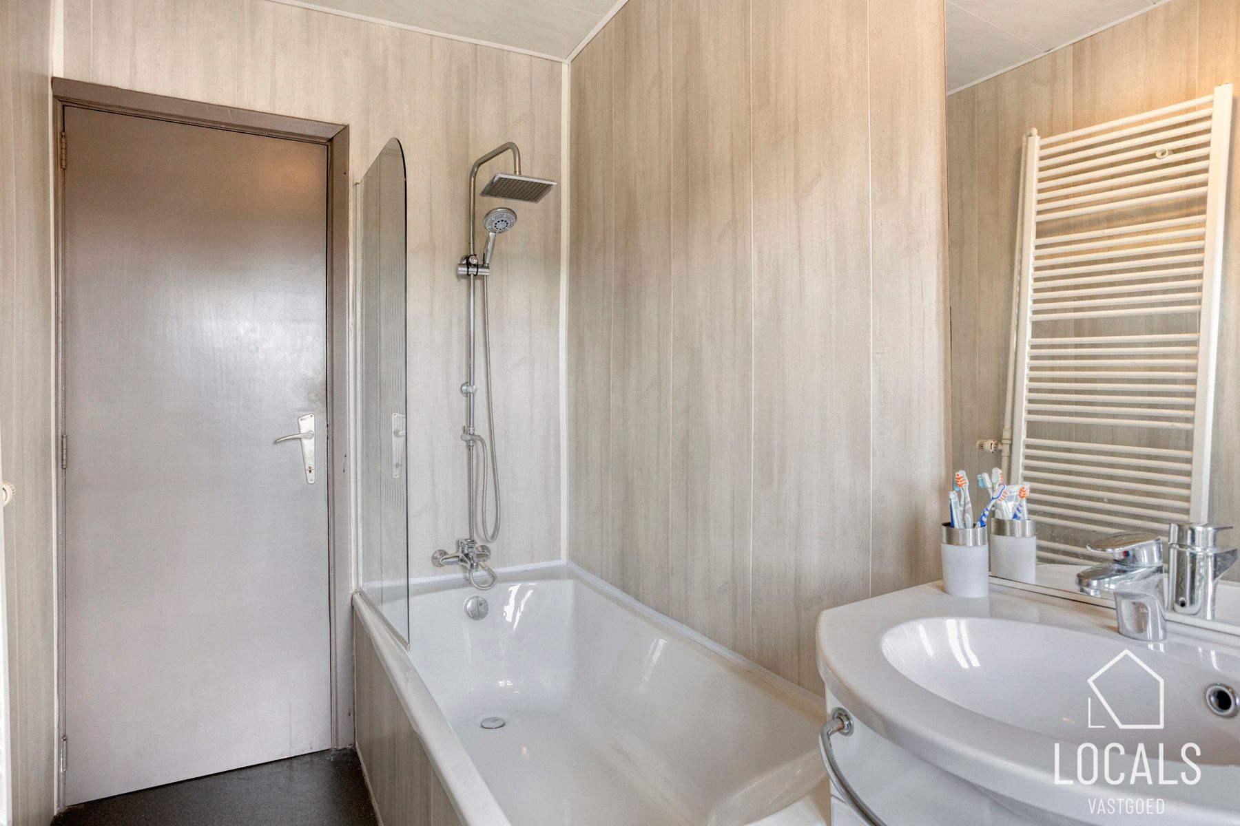 INSTAPKLARE WONING MET 4 SLAAPKAMERS  + TUIN EN GARAGE foto 16