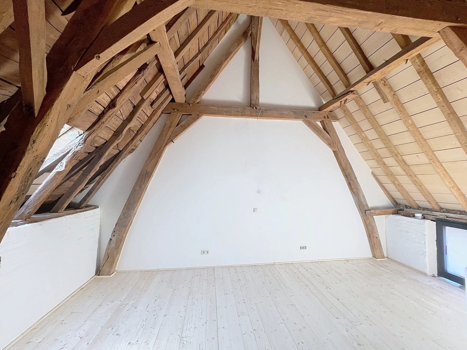 Prachtig gerenoveerde stadswoning met 4 slpks - 2 bdks+ koer foto 2
