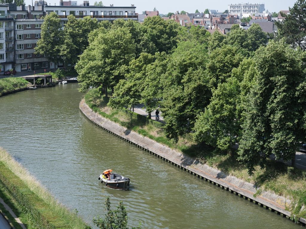 Licht op te frissen appartement met 3 slaapkamers en aangenaam terras met prachtig en open zicht over de Leie. Mogelijkheid tot aankoop autostaanplaats. foto {{pictureIndex}}