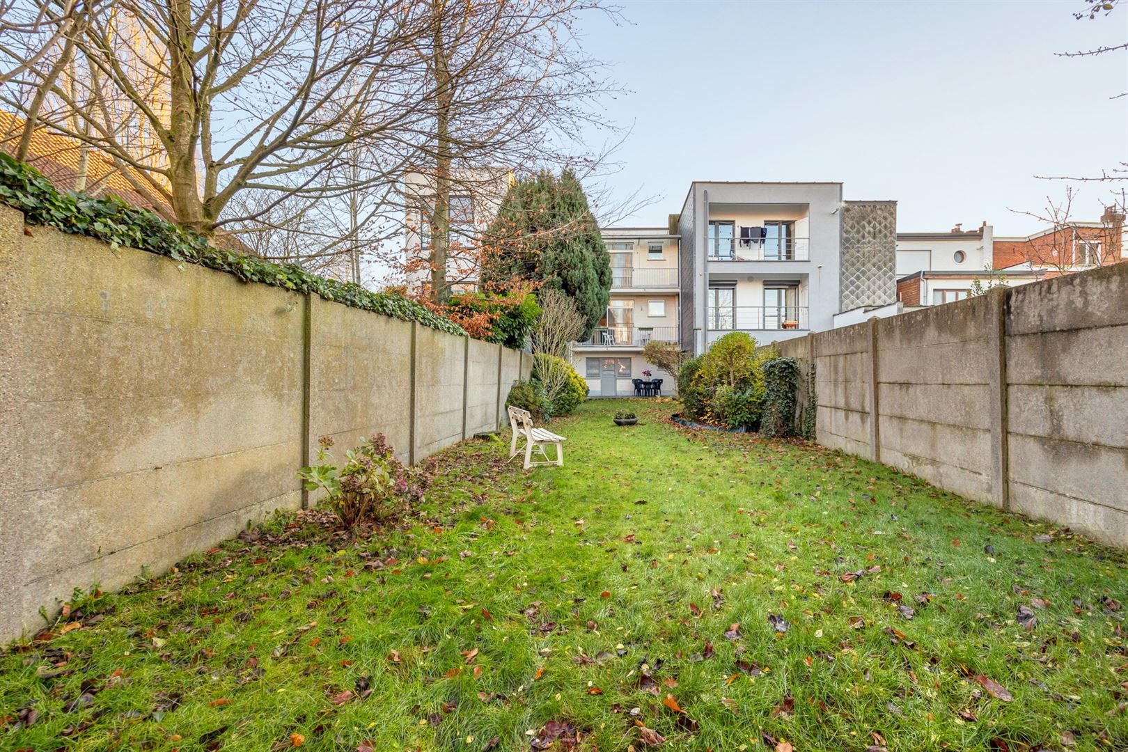 Centraal gelegen gezinswoning met grote inpandige garage en prachtige tuin foto 5