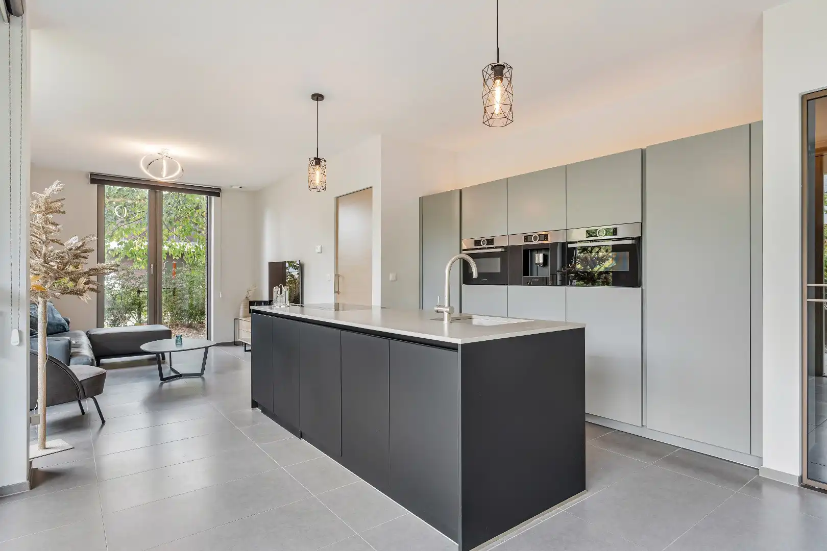 Exclusief gelijkvloers appartement met ruime terrassen, 2 slpk, extra brede autostaanplaats, centrum Genk foto 8
