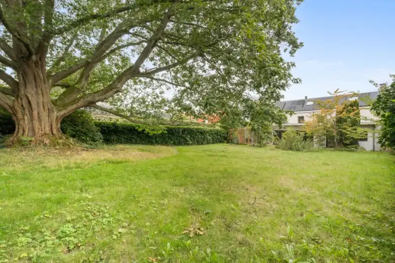 Hoofdfoto van de publicatie: --- NIEUW&nbsp;--- Gelijkvloers appartement (191m²!) met prachtige zongerichte tuin (1329m²!) + garagebox.