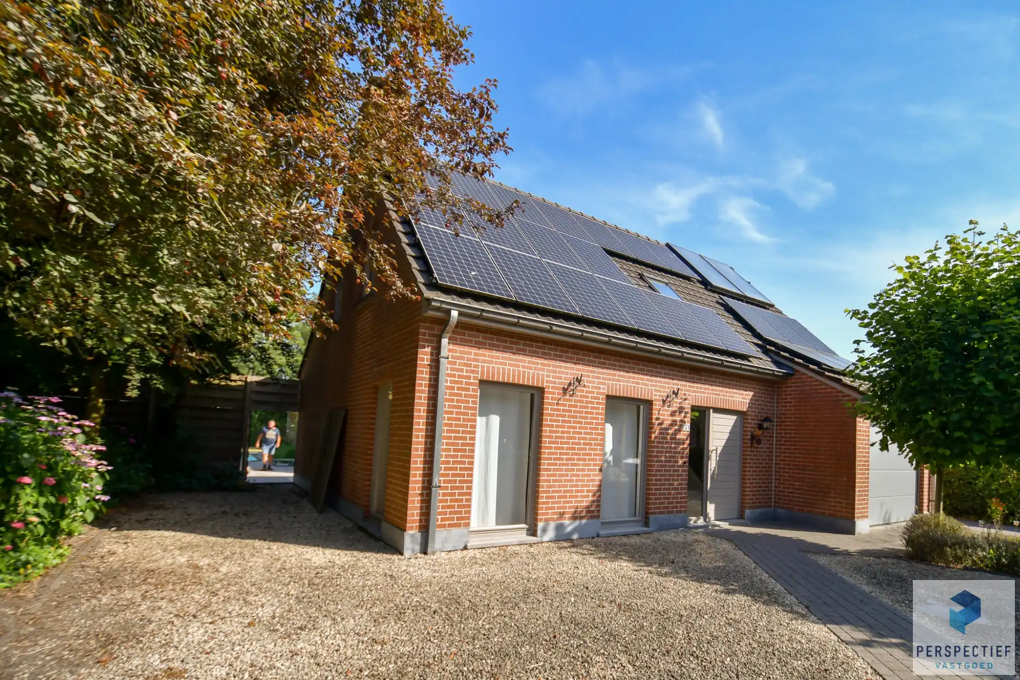 Rustig gelegen gezinswoning met garage en tuin met zwembad foto 2