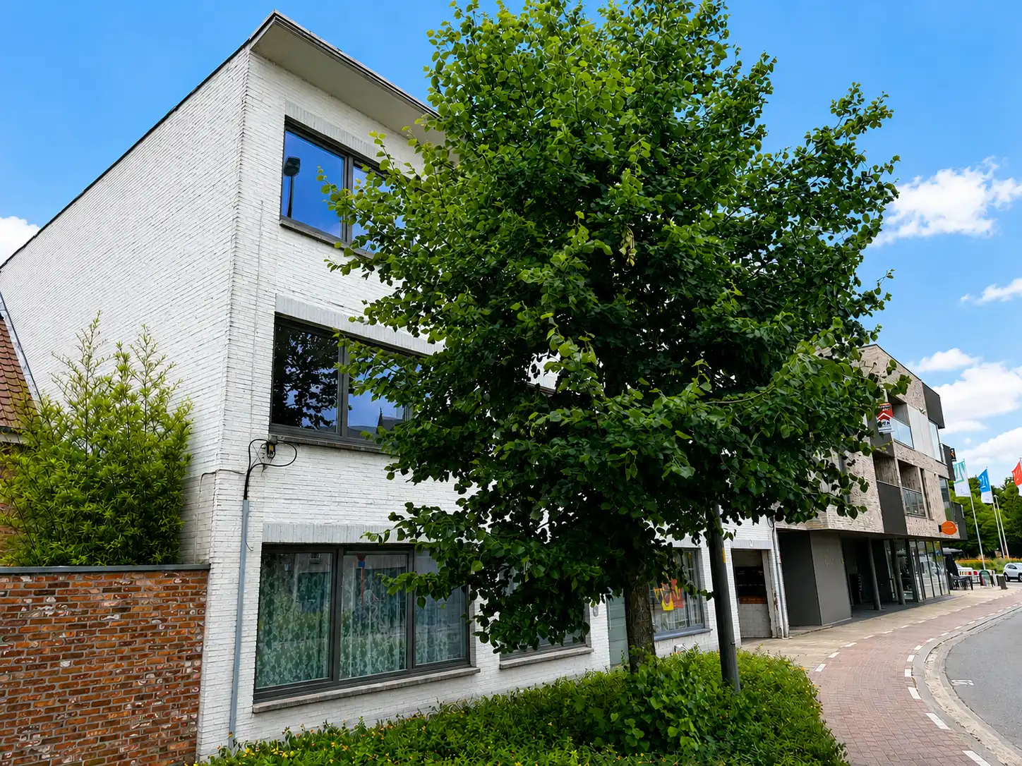 Instapklaar gelijkvloers appartement met 2 slaapkamers van 100 m² met terras en autostaanplaats foto {{pictureIndex}}