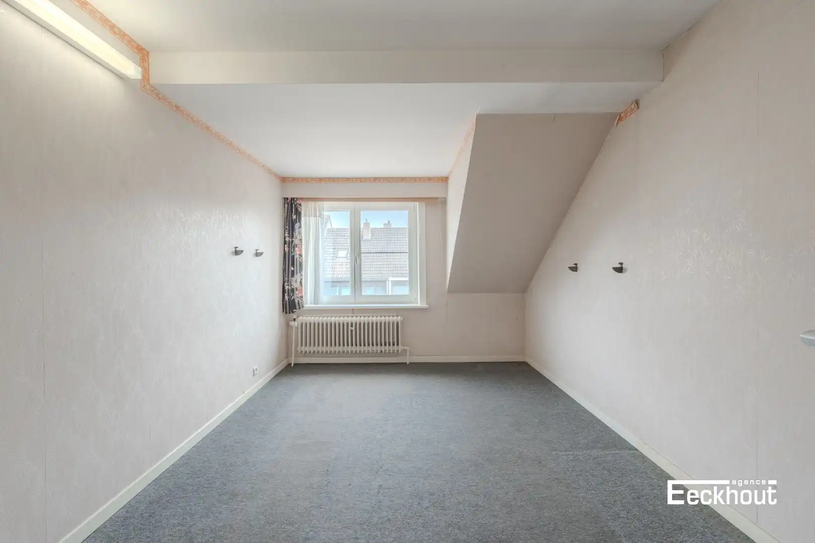 Te moderniseren woning op goede ligging met garage en tuin! foto 11