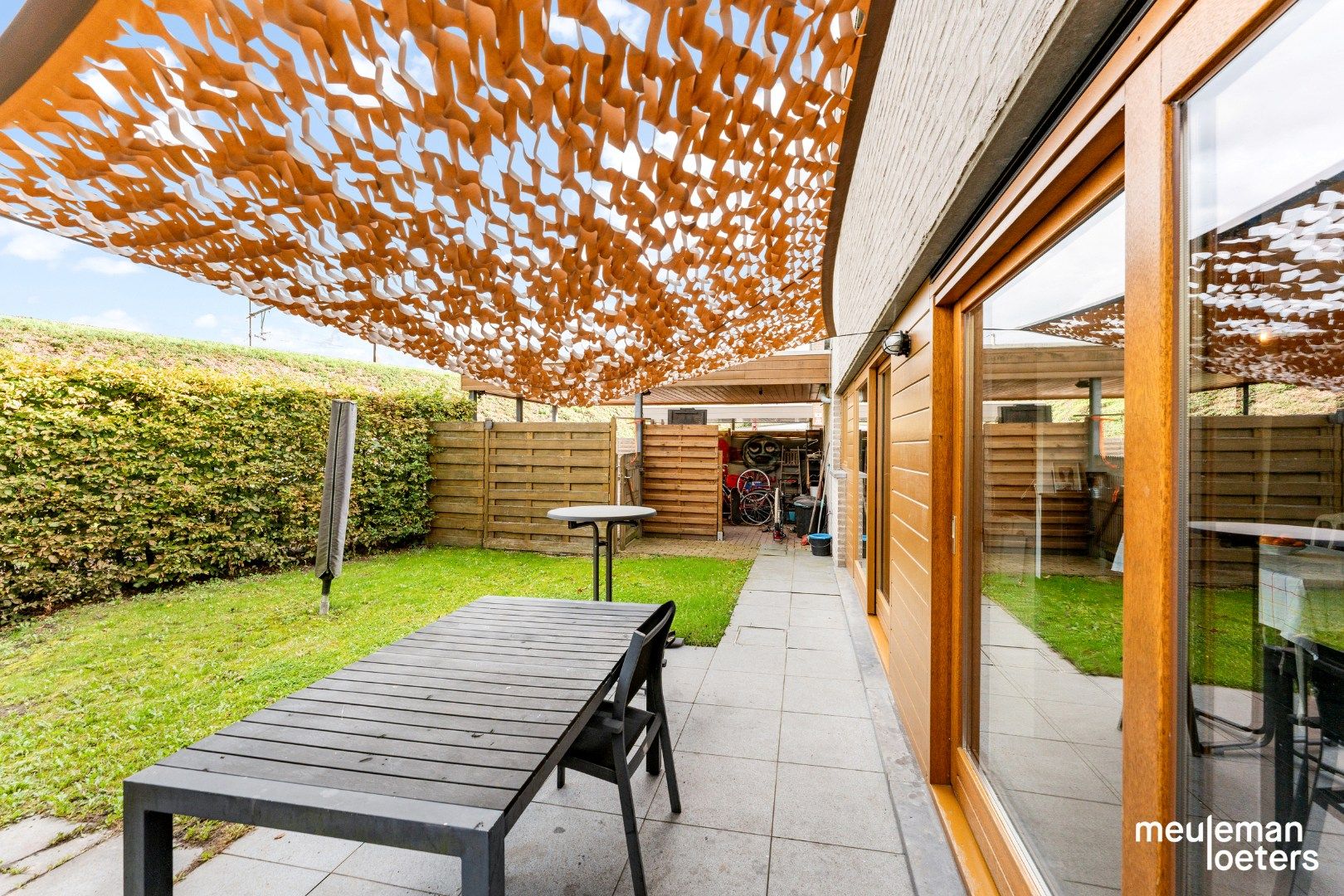 Eigentijdse halfopen woning met carport en tuin foto 13